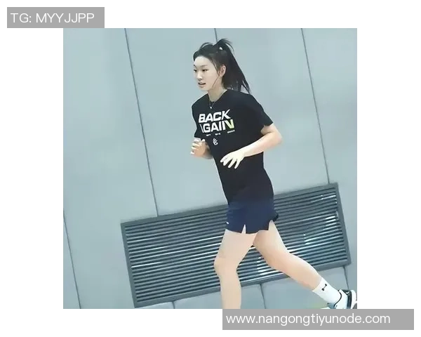 王芙蕖分享NCAA西北大学新赛季定妆照迎接第三年挑战尽享球场乐趣